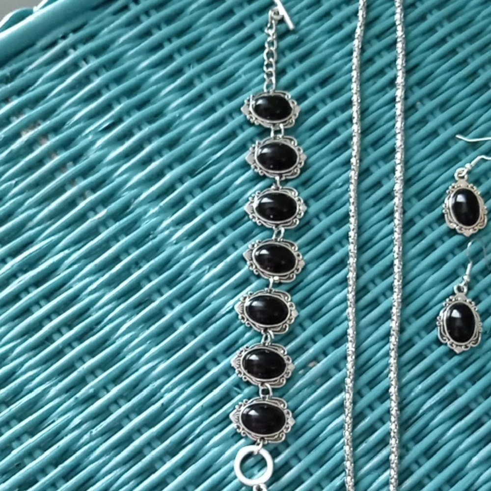 Elegant Silver and Black Jewelry Set - Picture 3 of 7
